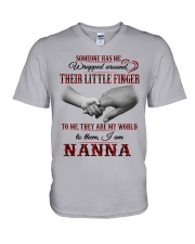 THEY ARE MY WORLD - PERFECT GIFT FOR NANNA V-Neck T-Shirt tile