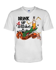 DRINK UP WITCHES HALLOBEER V-Neck T-Shirt tile