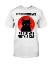 Never underestimate and old man with a cat shirt Classic T-Shirt front