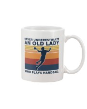 Never Underestimate An Old Lady - Handball Retro Mug tile