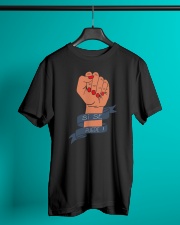 Si Se Puede Classic T-Shirt lifestyle-mens-crewneck-front-3