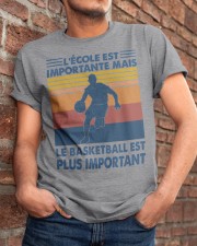 Le basketball est plus important Classic T-Shirt apparel-classic-tshirt-lifestyle-26