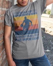 Le basketball est plus important Classic T-Shirt apparel-classic-tshirt-lifestyle-27