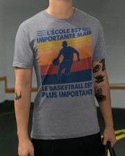 Le basketball est plus important Classic T-Shirt apparel-classic-tshirt-lifestyle-front-102