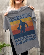 Le basketball est plus important Classic T-Shirt apparel-classic-tshirt-lifestyle-front-117