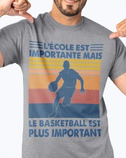 Le basketball est plus important Classic T-Shirt apparel-classic-tshirt-lifestyle-front-92