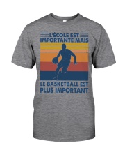 Le basketball est plus important Classic T-Shirt front