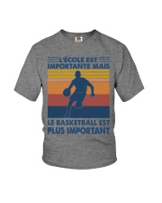 Le basketball est plus important Youth T-Shirt tile