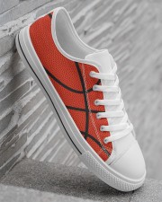 Basketball - Baskteball shoe Men's Low Top White Shoes aos-complex-men-white-high-low-shoes-lifestyle-outside-right-05