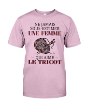 le tricot - sous estimer une femme Classic T-Shirt thumbnail