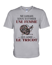 le tricot - sous estimer une femme V-Neck T-Shirt thumbnail
