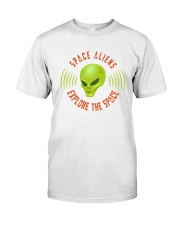 Alien explore the space Classic T-Shirt thumbnail