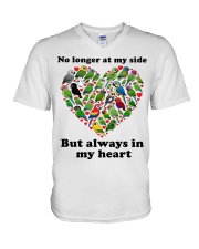 Parrot in my heart V-Neck T-Shirt tile