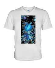 Ttl Trang Bo Den V-Neck T-Shirt tile