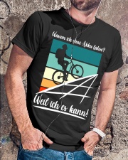 Warum ich ohne akku fahre Classic T-Shirt lifestyle-mens-crewneck-front-4