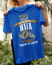 PAPA DE NOVIEMBRE Y SU HIJA CORAZON CON CORAZON Premium Fit Mens Tee apparel-premium-fit-men-tee-lifestyle-front-29