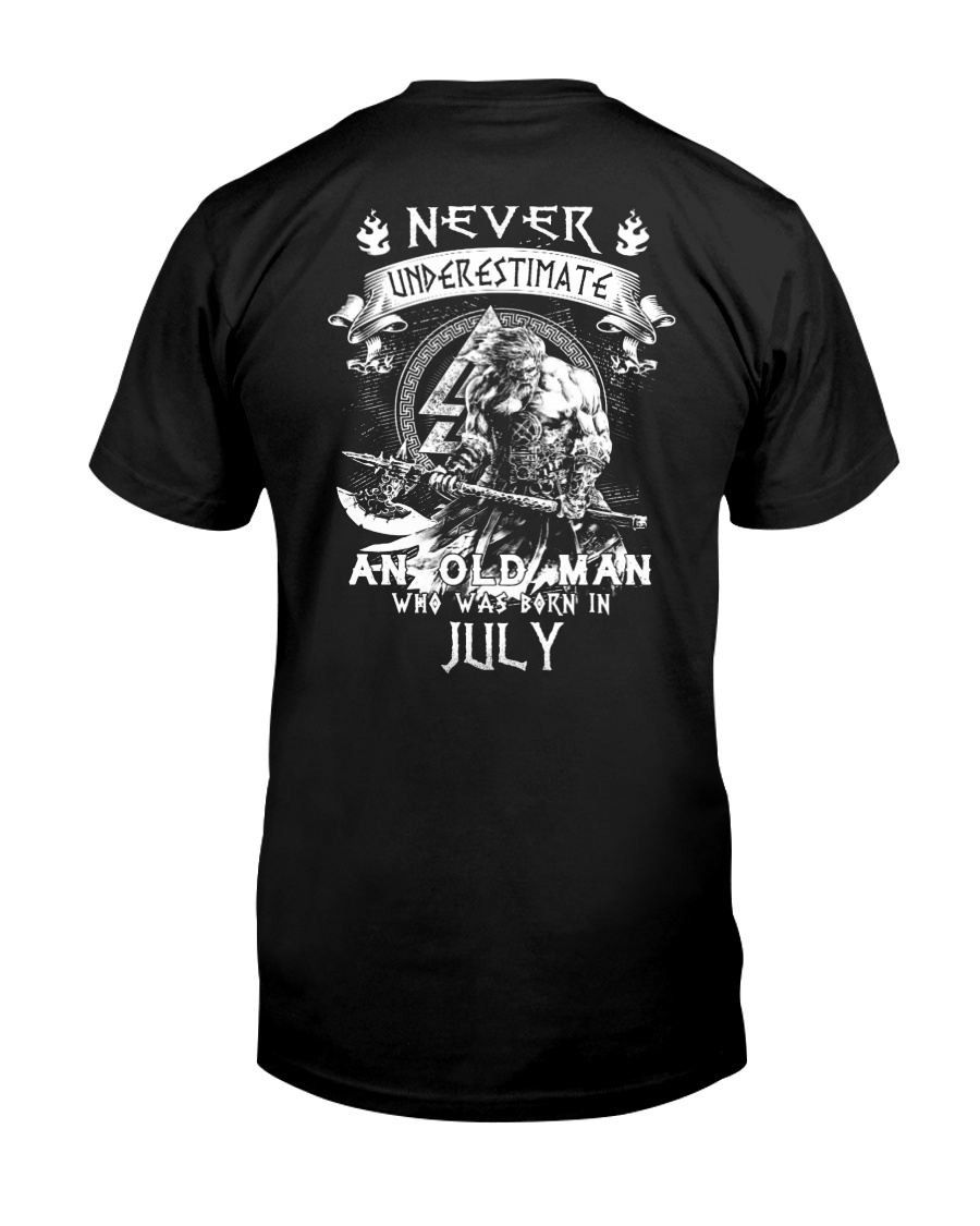NEVER UNDERESTIMATE AN OLD MAN WAS BORN IN JULY Classic T-Shirt