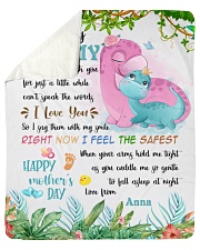 TO MY MOMMY - RIGHT NOW I FEEL THE SAFEST WHEN YOUR ARMS HOLD ME TIGHT Sherpa Fleece Blanket tile