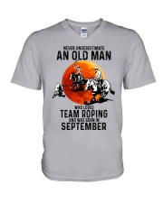 09 Team roping old man V-Neck T-Shirt tile