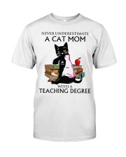 Never underestimate cat mom with a teaching degree Classic T-Shirt front